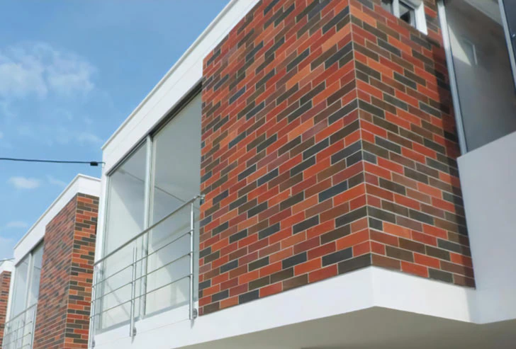 Arquitectura contemporánea con enchapes de arcilla